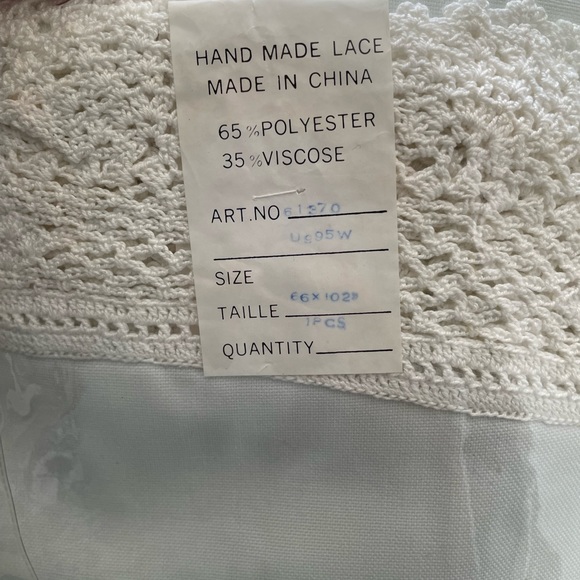 •Splendor Lace-Edged Tablecloth - Picture 3 of 4